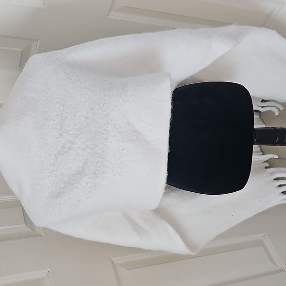 New Nordstrom Rack Faux Pearl Embellished Fring Soft Cream Scarf - Picture 12 of 12